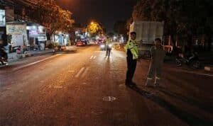 Pulang Tinggal Nama Suami Istri ini Tertabrak Dump Truk di Gresik