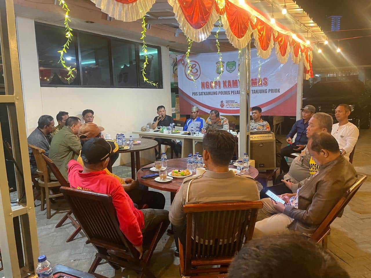 Polsekn Kawasan Sunda Kelapa dan Polres Pelabuhan Tanjung Priok menggelar acara rembukan yang dinamakan ‘Ngopi Kamtibmas’.(Aris MP)