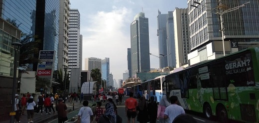 Warga berjalan kaki di kawasan Thamrin untuk menonton pesta rakyat yang disiapkan dalam rangka pelantikan Presiden Prabowo dan Wapres Gibran. (Ist)