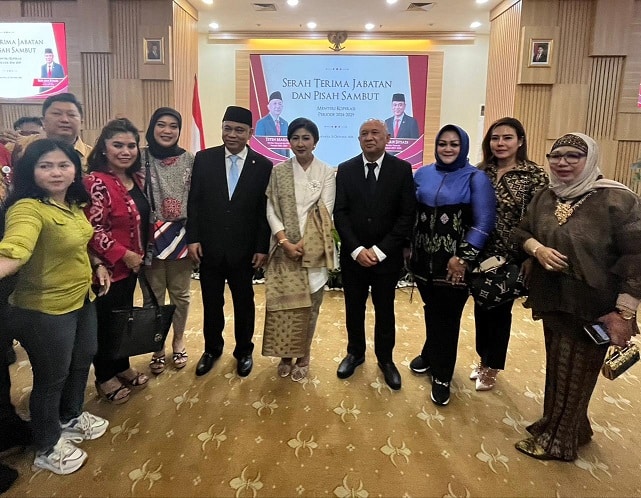 Serah terima jabatan Menteri Koperasi dari Teten Masduki kepada Budi Arie Setiadi. (Biihann)