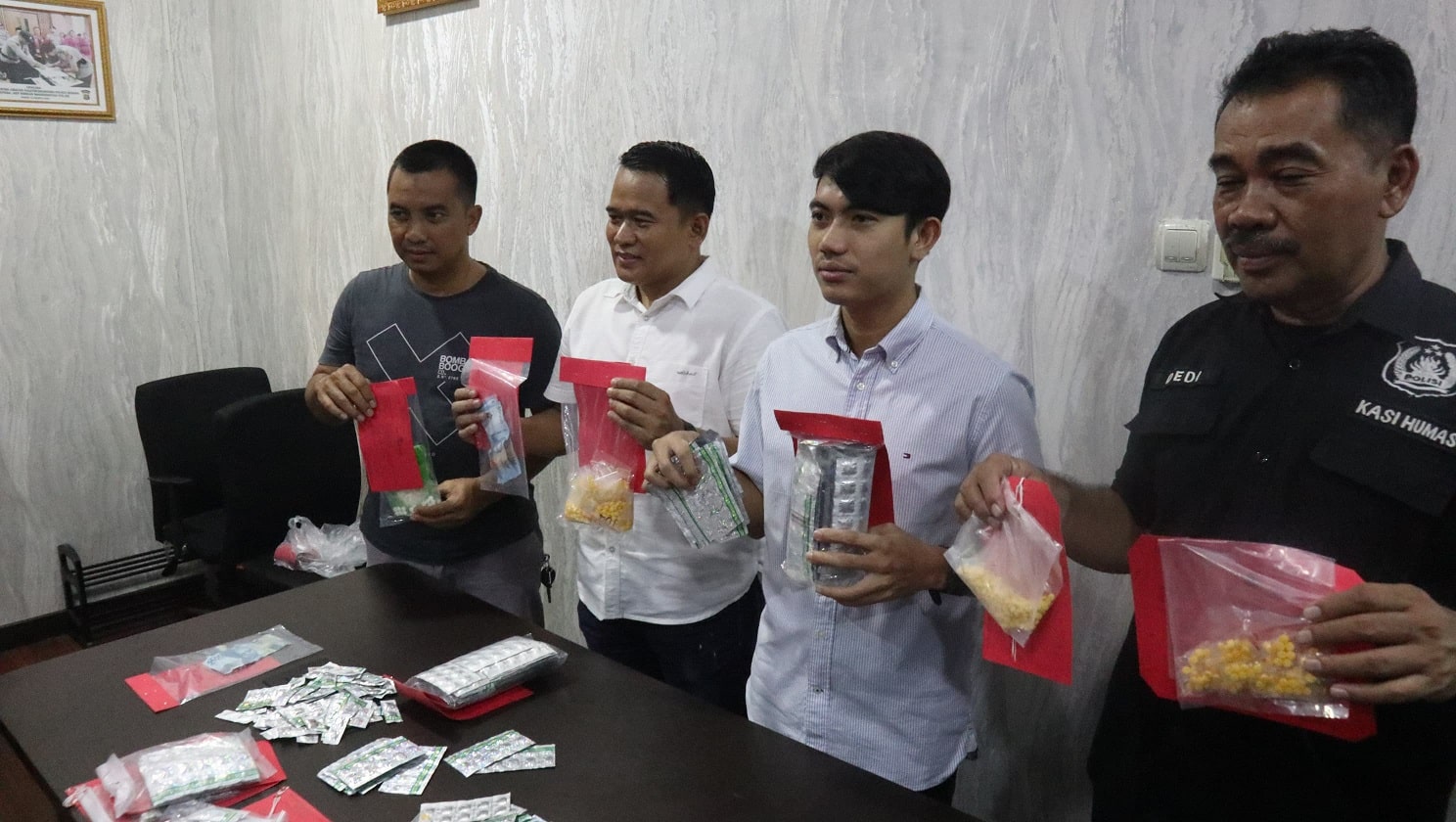 Petugas Polres Serang memperlihatkan barang bukti narkoba yang diamankan dari 7 tersangka. (jm)