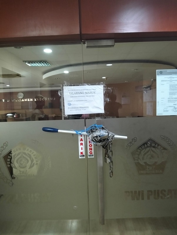 Pintu masuk kantor PWI Pusat di Jalan Kebon Sirih digembok hingga membuat Ketum PWI Pusat, Hendry Ch Bangun terkurung. (Ist)