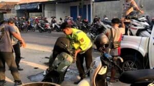 Dua Orang Tamat Mobil Box Tabraki Lima Motor, Jalan Gresik Minta Diruwat