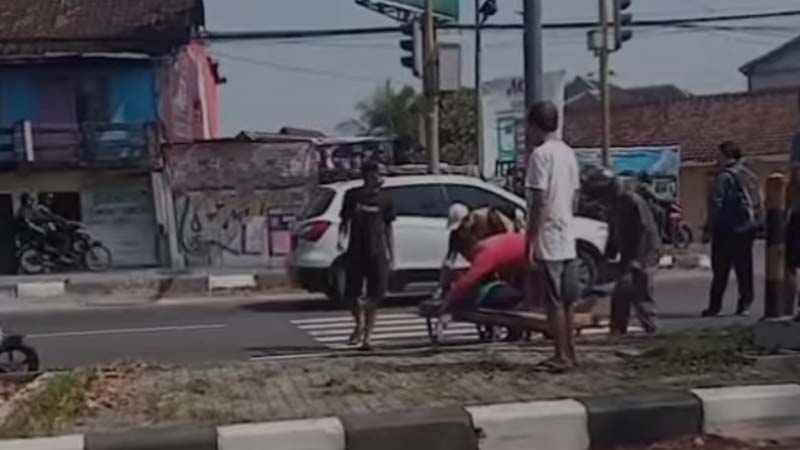 Ambulans Bawa Pasien Jantung Laka vs Emak Emak Naik Mio