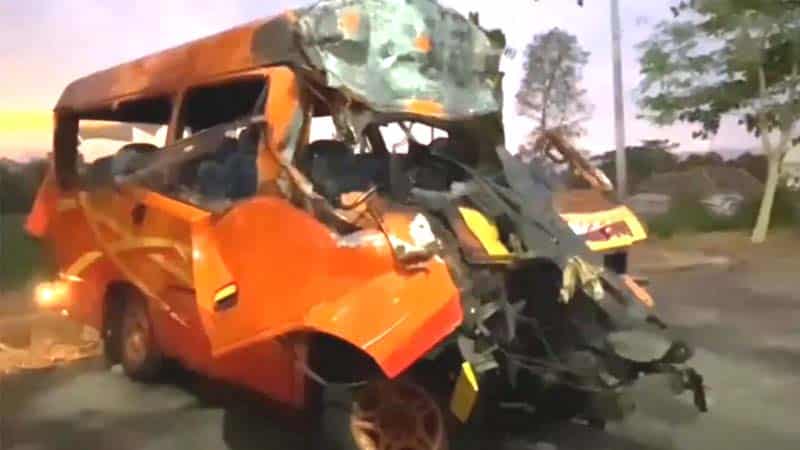 Tak Bisa Membayangkan Elf Hancur Hantam Truk di Depannya