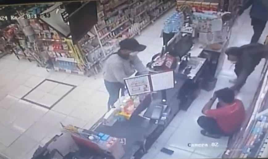 Aksi perampokan di minimarket bekasi terekam CCTV. Empat pelaku mengambil uang tunai belasan juta dan rokok. (Ist)