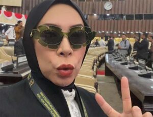 Melly Guslaw Buka Rahasia Karangan Bunga dari Gong Yoo dkk