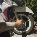 Petugas Polsek Grogol Petamburan menggembok motor yang parkir sembarangan di pinggir jalan. (Aris MP)