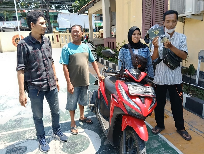 Nyonya Astuti gembira motor miliknya yang hilang kembali lagi. (Ist)