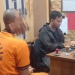 Petugas sedang meminta keterangan dua pengedar sabu yang diamankan di Serang. (Ist)