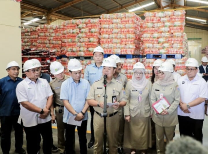Plt Gubernur Teguh Setyabudi memantau ketersediaan PIBC (Pusat Induk Beras Cipinang) Food Station di Jakarta Timur.(Ist)
