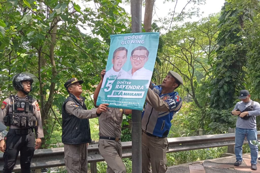 Operasi Gabungan Bersih-Bersih APK Kampanye Cawalkot Bogor