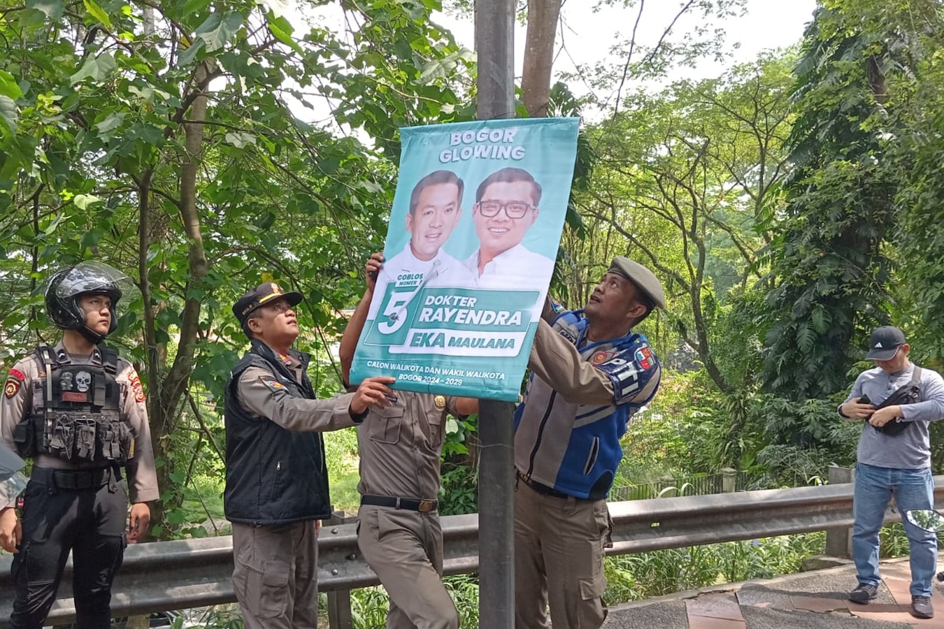 Operasi pembersihan ATK kampanye Cawalkot dilakukan di kawasan Sistem Satu Arah Kota Bogor. (Nicho)