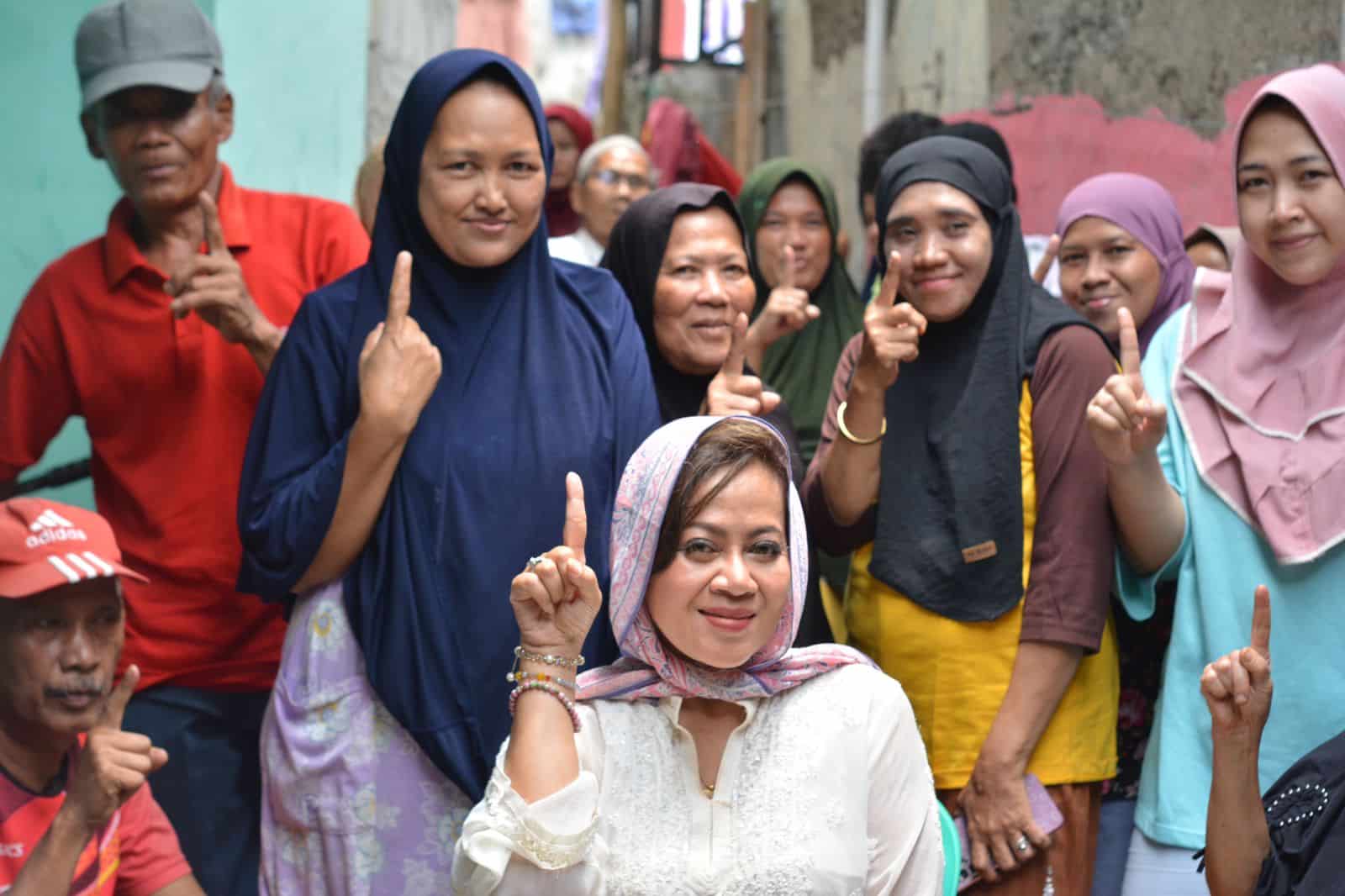 Calon Wakil Wali Kota Bogor nomor urut satu, Melli Darsa (Kemeja Putih) (KIS/Nicho)