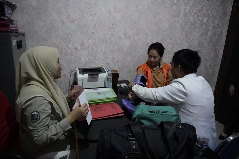 Selebgram Naura jalani pemeriksaan kesehatan sebelum dijebloskan ke penjara karena terbukti menipu investasi bodong. (Dimas)