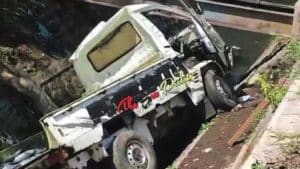 Pikap Angkut Ikan vs Expander di Bondowoso Nyawa Pengemudi Terancam