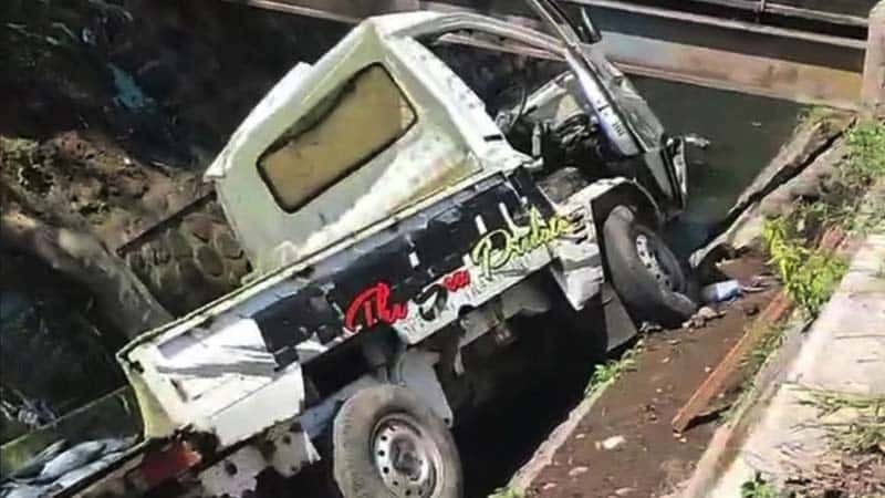 Pikap Angkut Ikan vs Expander di Bondowoso Nyawa Pengemudi Terancam