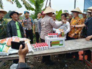 Polres Serang Beri Bantuan Bibit Jagung, Pertisida dan Pupuk pada Petani