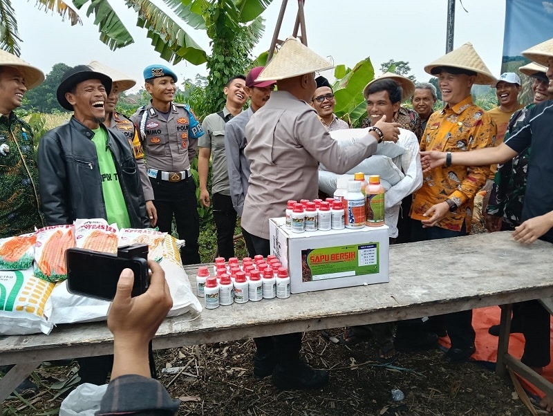 Kapolres Serang AKBP Condro Sasongko memberikan bantuan dan pembinaan berupa bibit jagung,pada petani. (Ist)