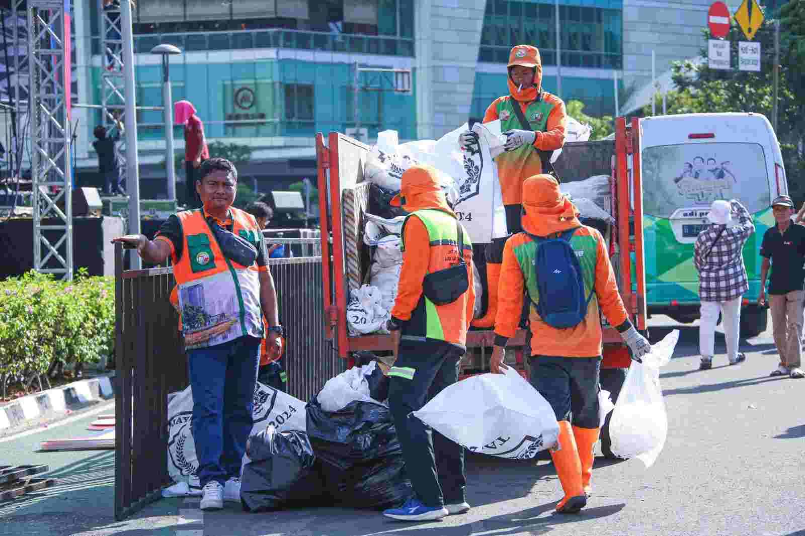 Petugas kebersihan DLH DKI Jakarta gerak cepat bersihkan sampah-sampah pengunjung pesta rakyat (Aldi)