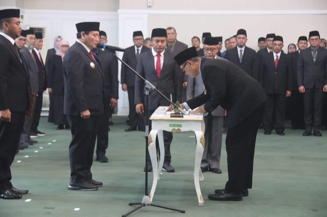 Pemkab Bogor melalui Pj. Bupati Bogor, Bachril Bakri, resmi melantik Sekda baru, Ajat Rochmat Jatnika (Nicho)