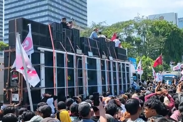Panggung musik di kawasan Sudirman dipenuhi warga usai pelantikan Presiden Prabowo. (Ist)