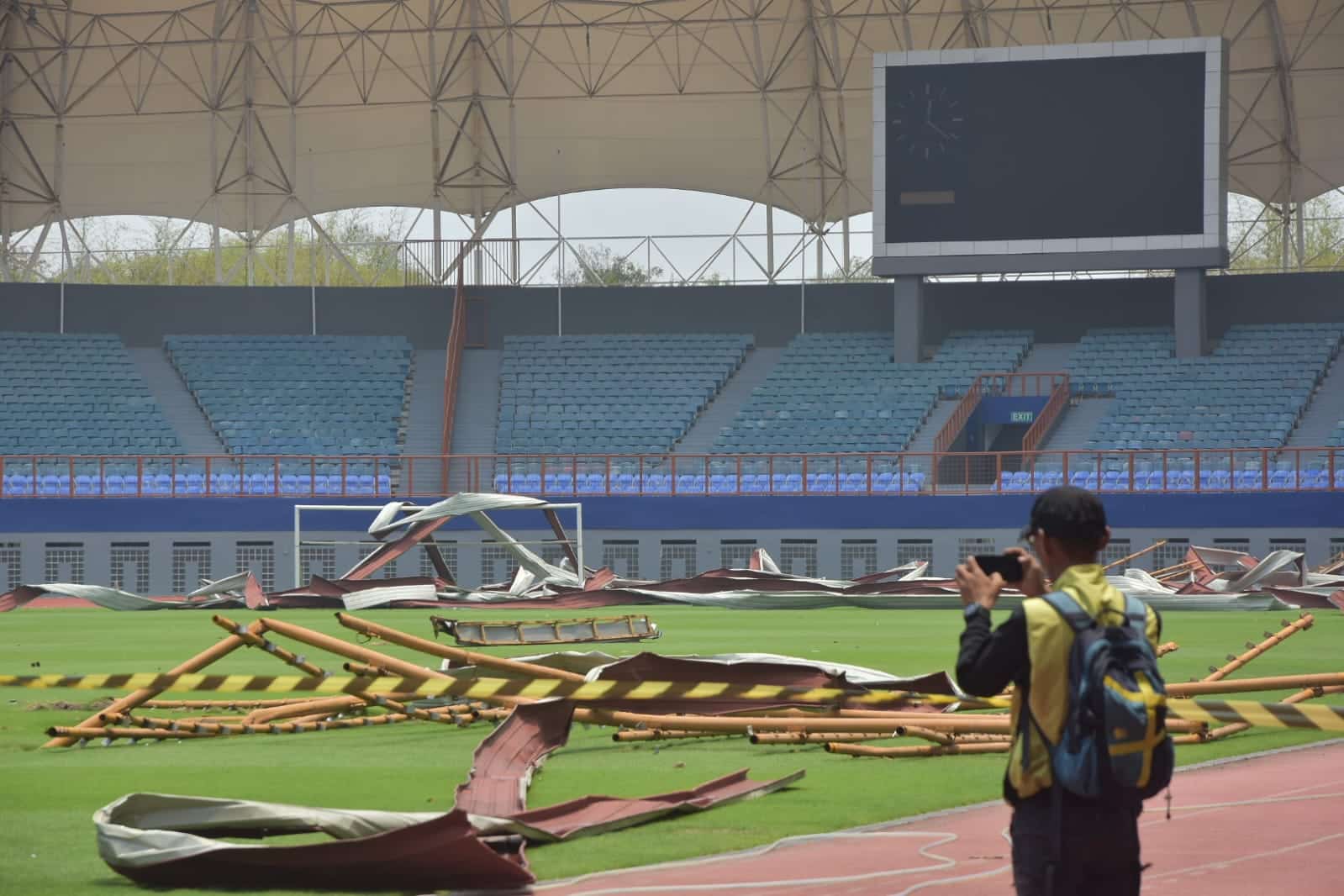 Stadion Wibawa Mukti Bekasi rusak akibat terkena angin kencang. Butuh biaya besar untuk perbaikan tersebut. (Eka)