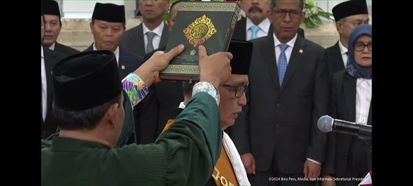 Ketua MA Prof Dr. Sunarto mengucapkan sumpah jabatan di hadapan Presiden Prabowo Subianto. (Youtube Sekretariat Presiden)