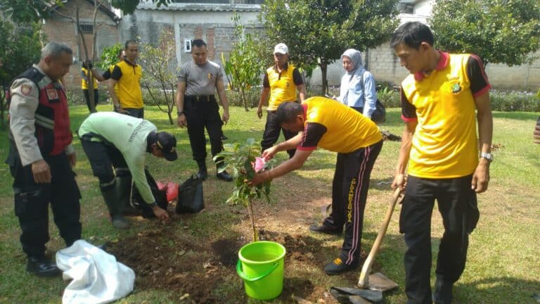 Polsek Pasar Rebo menggelar kegiatan penanaman bibit pohon buah di Taman Helonix, Jalan Tipar, RT 02 RW 07, Kelurahan Pakayon. (Aris MP)