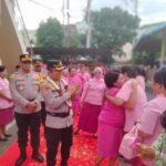 Pisah sambut Kapolresta Medan dari Kombes Pol Dr Teddy John Sahala Marbun SH MHum kepada pejabat baru Kombes Pol Gidion Arif Setyawan SH SIK MHum berlangsung haru. (Lilik)