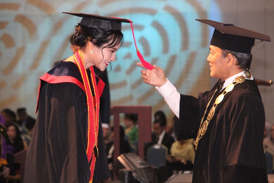 Rektor Universitas Trisakti Prof. Dr. Ir. Kadarsah Suryadi, DEA menyematkan toga pada lulusan Universitas Trisakti yang berlangsung di JCC Jakarta. (Ist)
