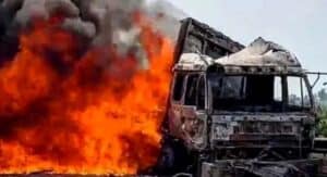 Truk Wing Box Terbakar Habis di KM 358 Tol Batang