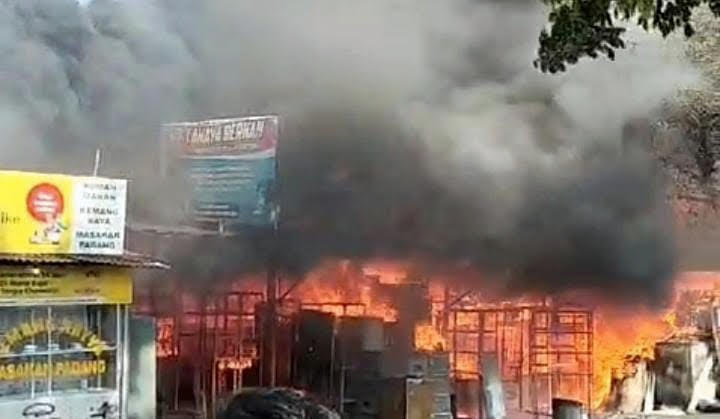 Kebakaran Hanguskan Gudang Rongsokan dan Rumah Kosong di Bogor