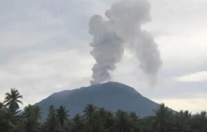 Gunung Ibu Erupsi dengan Ketinggian 1.000 Meter, Warga Dihimbau Menjauh