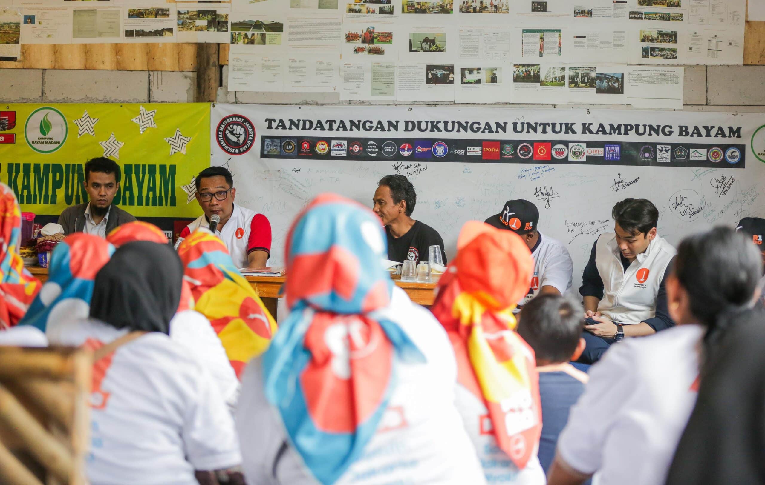 Warga Kampung Bayam, Jakarta Utara mendengar pernyataan paslon Gubernur DKI Jakarta Ridwan Kamil di sela-sela akhir kampanye. (Ist)