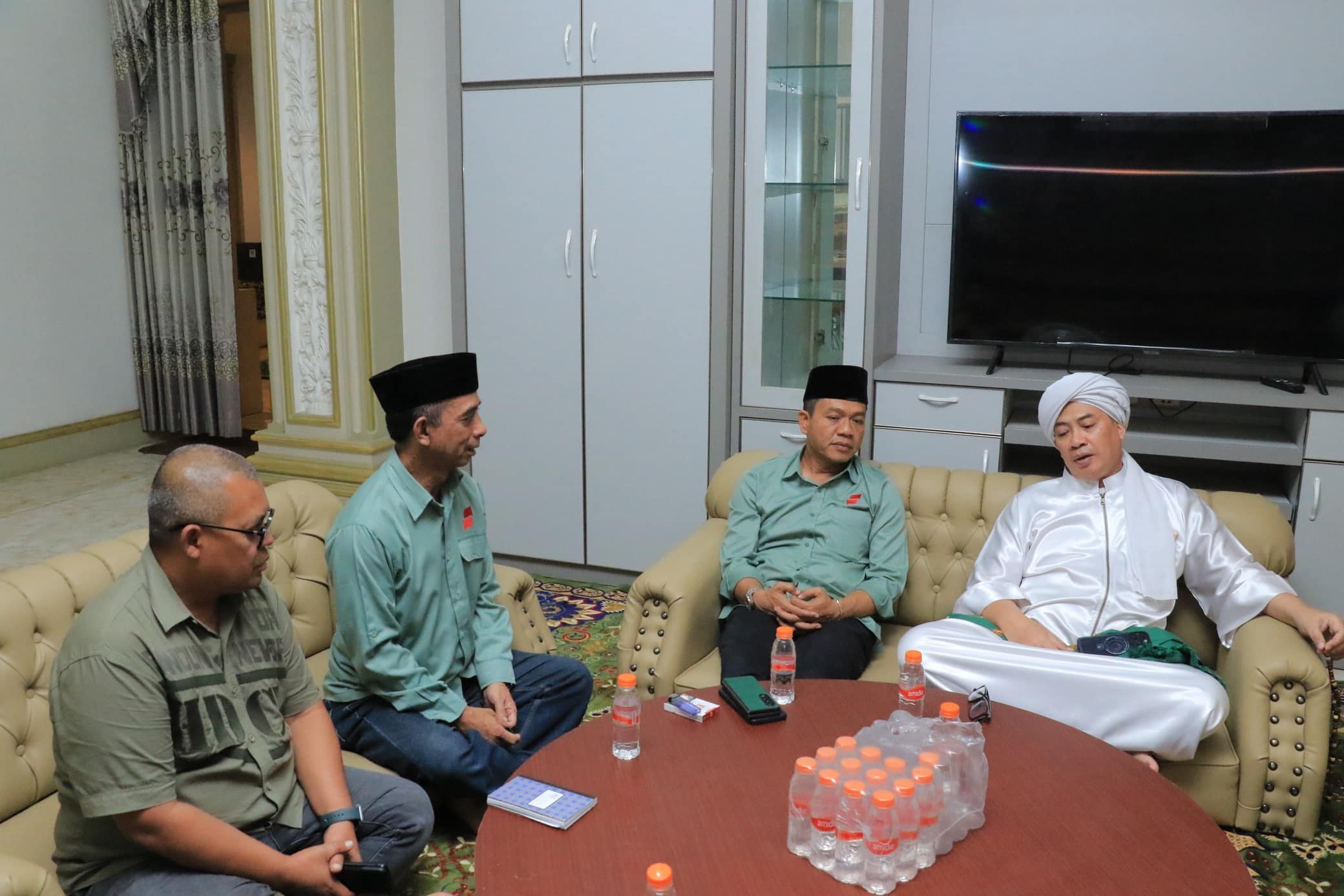 Ulama Internasional Abuya Prof Dr (HC) KH Muhammad Muhyiddin Abdul Qodir Al-Manafi MA, pimpinan Pondok Pesantren Internasional Terpadu Asy-Syifaa Wal Mahmuudiyyah, Kabupaten Bandung menerima kunjungan Cabup Dadang Supriatna. (Ist)