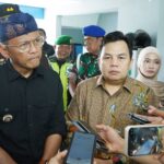 Ketua DPRD Kota Bogor, Adityawarman Adil (Kemeja Batik) (KIS/NICKO)