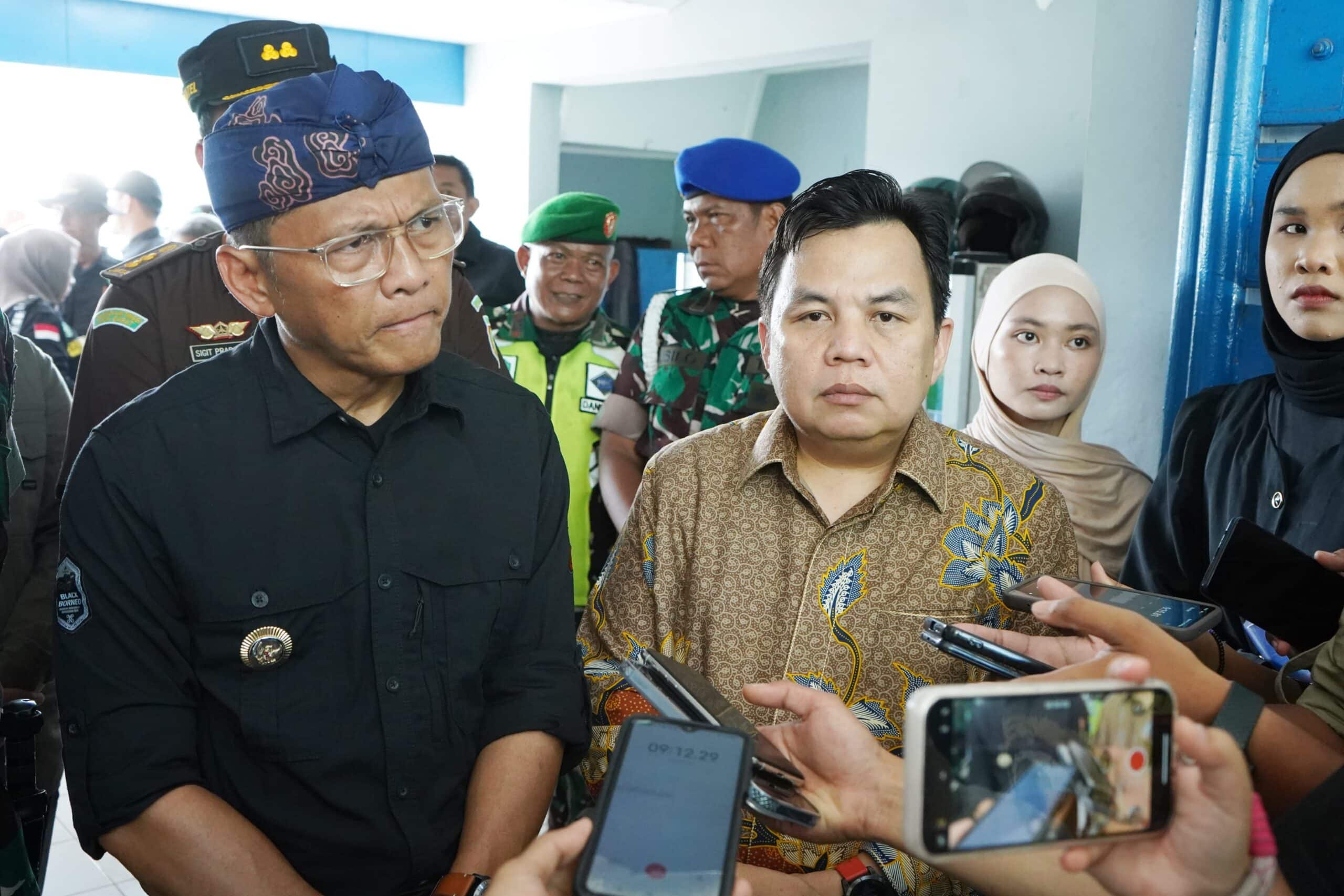 Ketua DPRD Kota Bogor, Adityawarman Adil (Kemeja Batik) (KIS/NICKO)