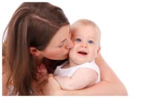 Bahaya Tersembunyi di Balik Kebiasaan Mencium Bayi