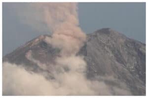 Status Waspada, Gunung Semeru Keluarkan Letusan dan Awan Panas