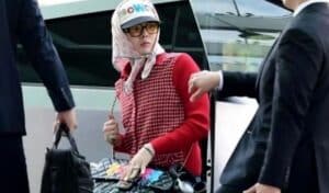 G-Dragon Bikin Kejutan Kendarai Cybertruck Tesla di Bandara Incheon