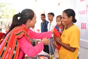 Bhayangkari Polri Salurkan Bansos dan Pemeriksaan Kesehatan di Maluku