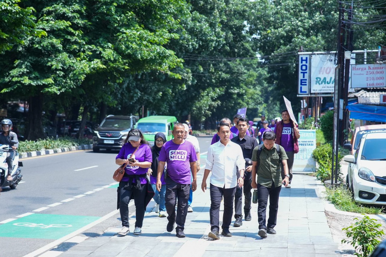 Calon Wali Kota Bogor nomor urut satu, Sendi Fardiansyah (Kemeja Putih) sedang menyusuri jalan-jalan utama. (Nicho)