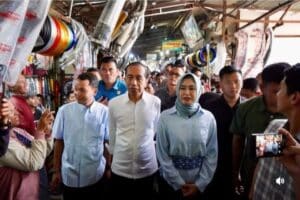 Jokowi Kembali Blusukan Tengok Kondisi Pasar Notoharjo yang Dibangunnya Saat Menjabat Wali Kota Solo