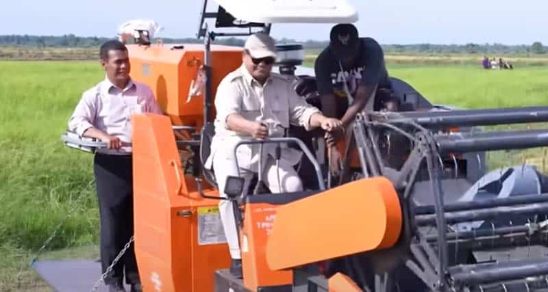 PRABOWO NAIK TRAKTOR