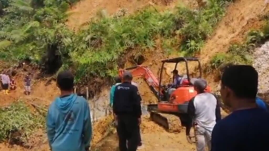 Longsor Parah Putuskan Akses Jalan Menuju Puncak II di Babakan Madang