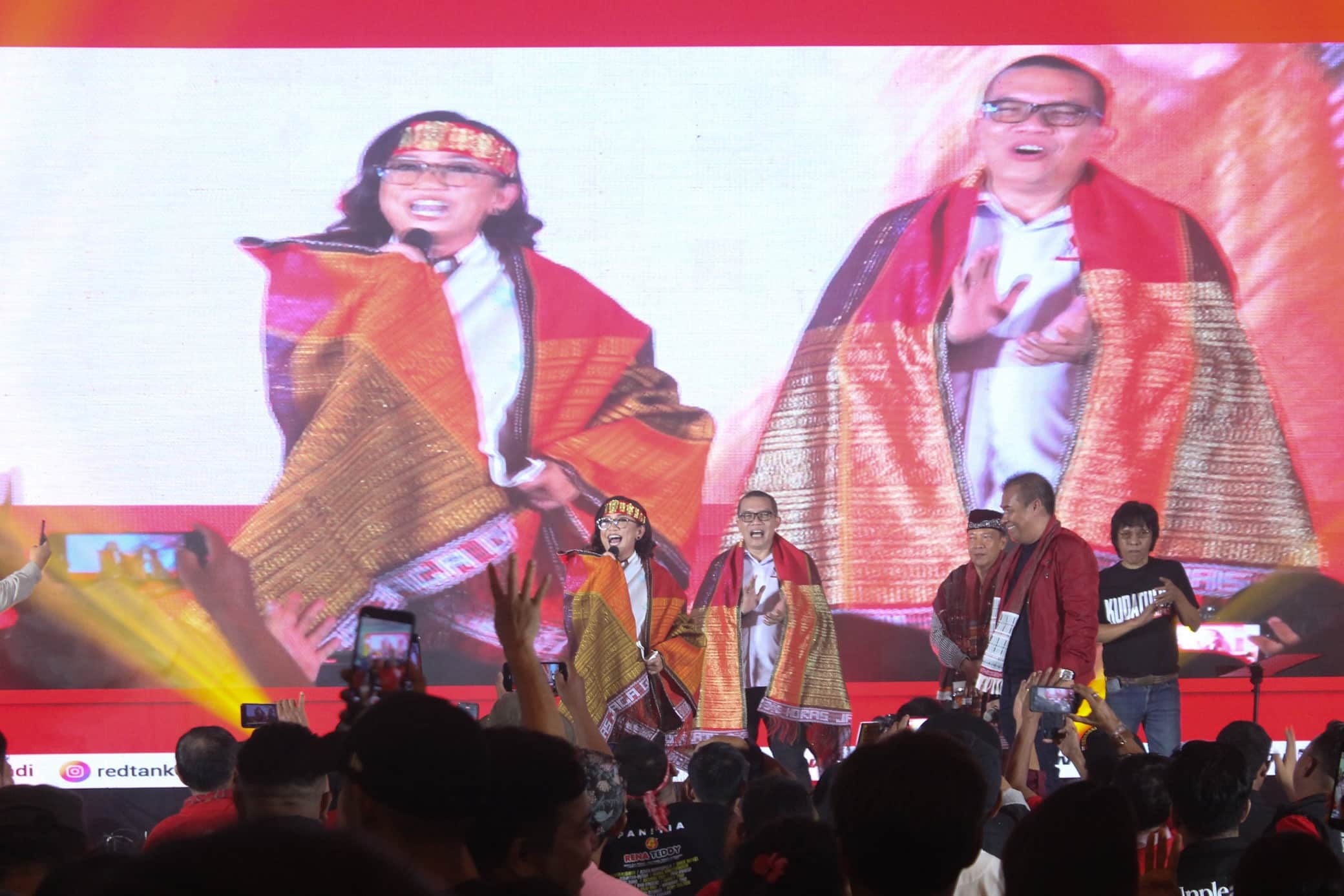 Moment Rena Da Frina dan Teddy Risandi dalam acara bertajuk 'Pos Ma Roham' di Gedung Putih Tio Ma, Kota Bogor. (KIS/Nicko)