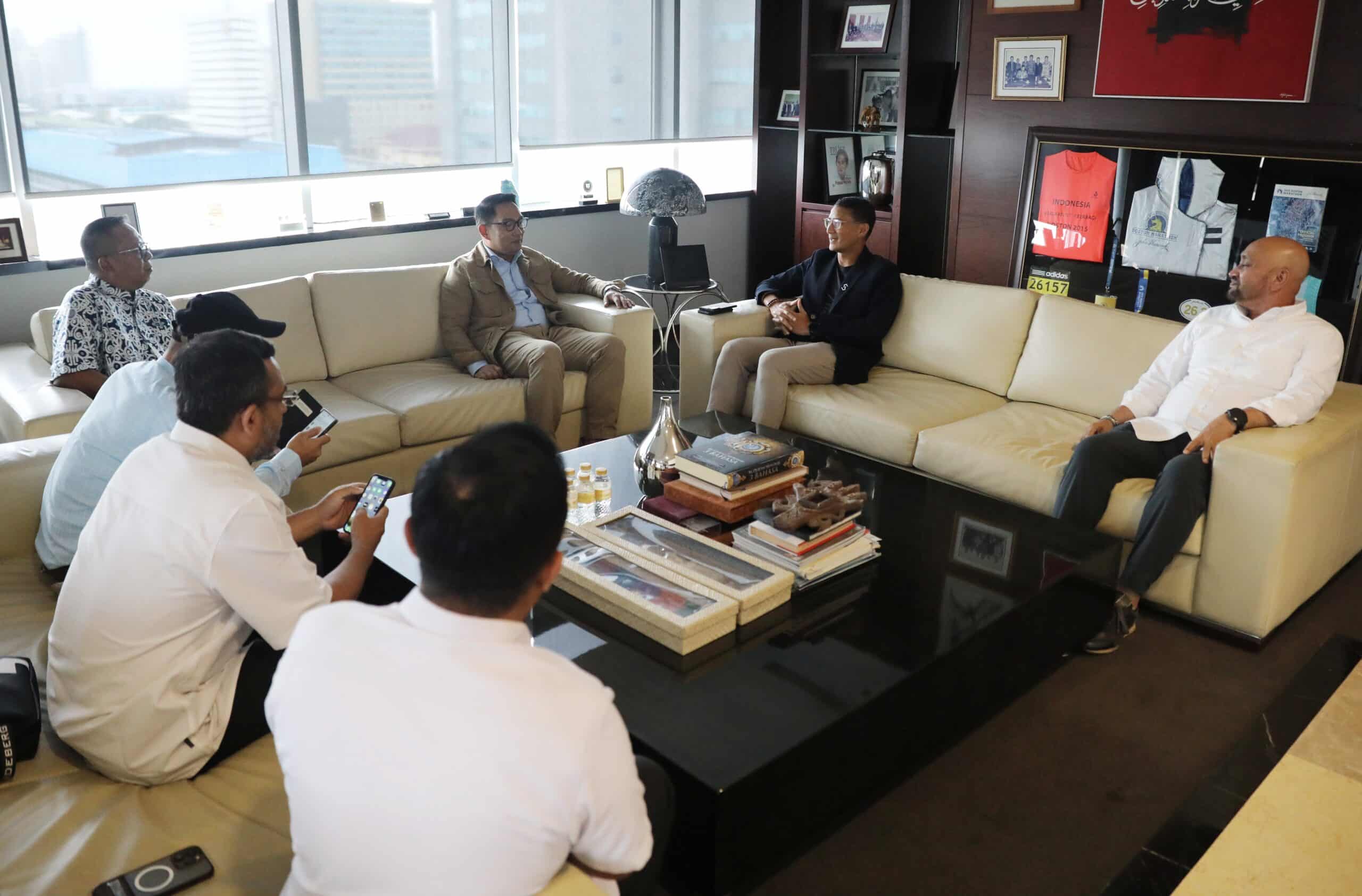 Cagub Ridwan Kamil kunjungi mantan Wagub DKI Jakarta Sandiaga Uno di masa tenang jelang pencoblosan, Selasa (26/11/2024). (Ist)