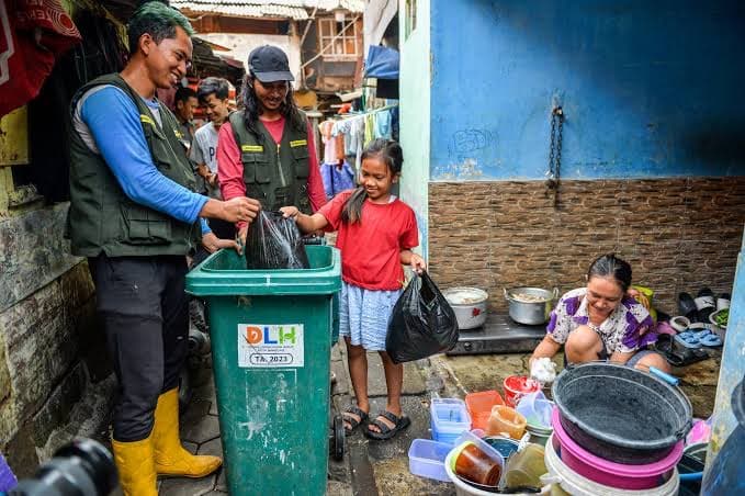 Warga membuang sampah di tempat yang sudah disediakan. (Ist)
