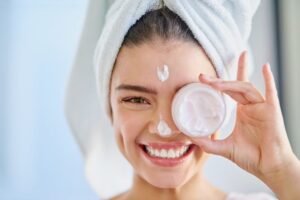 Rutinitas Skincare Siang Hari, Cara Merawat Kulit di Tengah Aktivitas